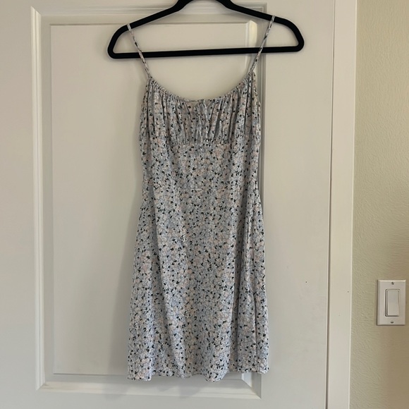 Aritzia Dresses & Skirts - Aritzia Floral Mini Dress - White and Blue